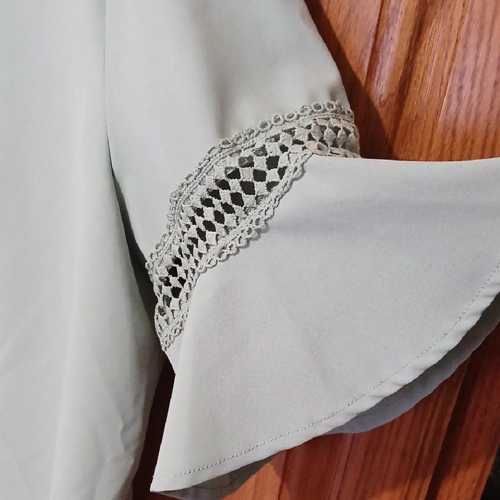 Elegant Mint Green Women's Top with Flared Sleeves - Picture 4 of 6